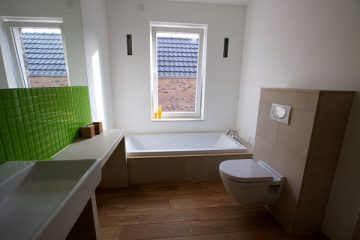 Naturstein im Bad, wohnlich, warm und mit frischem Akzent